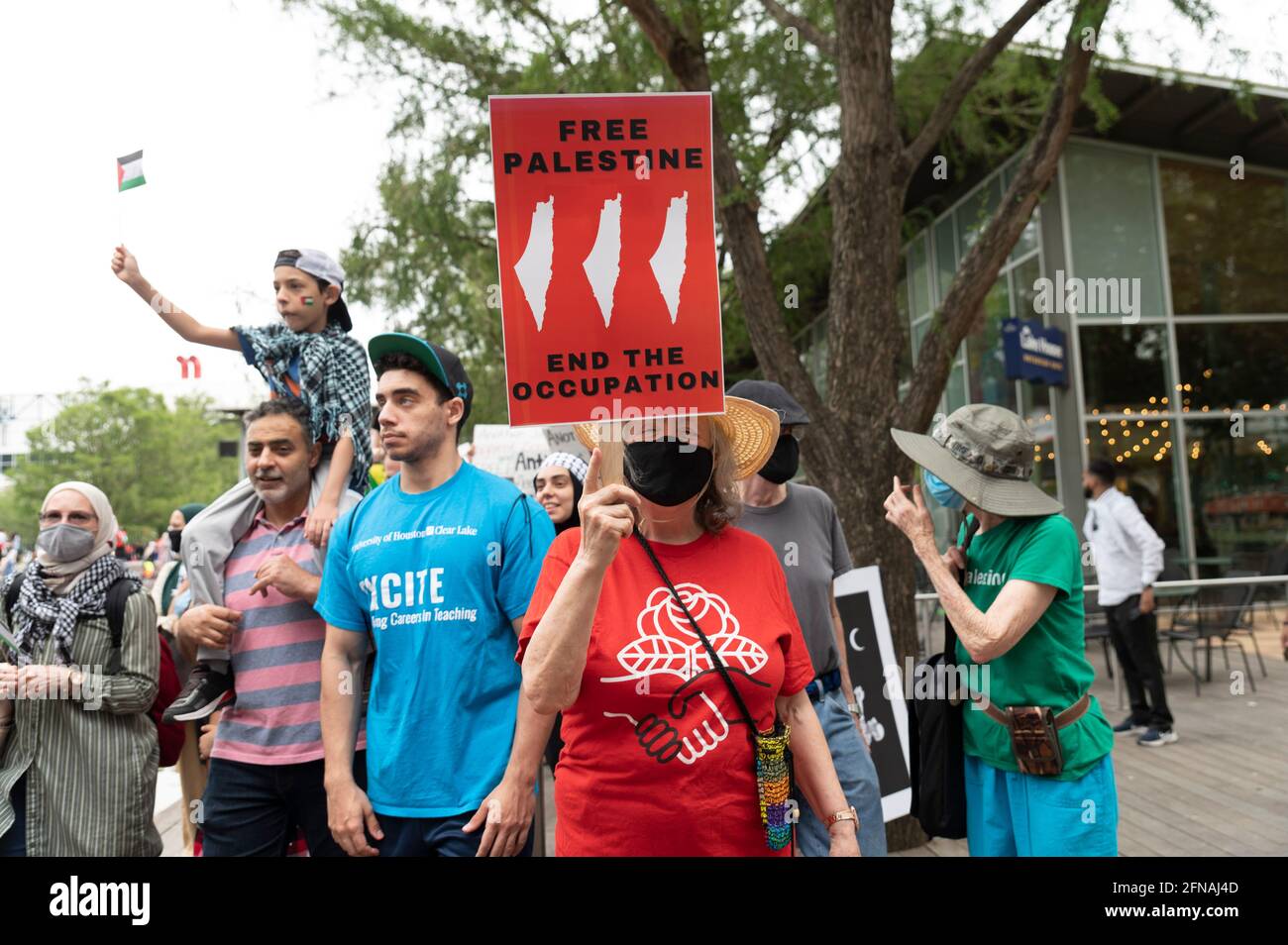 Houston, Texas, États-Unis. 15 mai 2021. HOUSTON - 15 mai 2021: Pour les nouvelles. Les manifestants pro-palestiniens marchent à Discover Green au milieu des bombardements israéliens et des attaques à la roquette du Hamas dans la bande de Gaza. Crédit : Taidgh Barron/ZUMA Wire/Alay Live News Banque D'Images