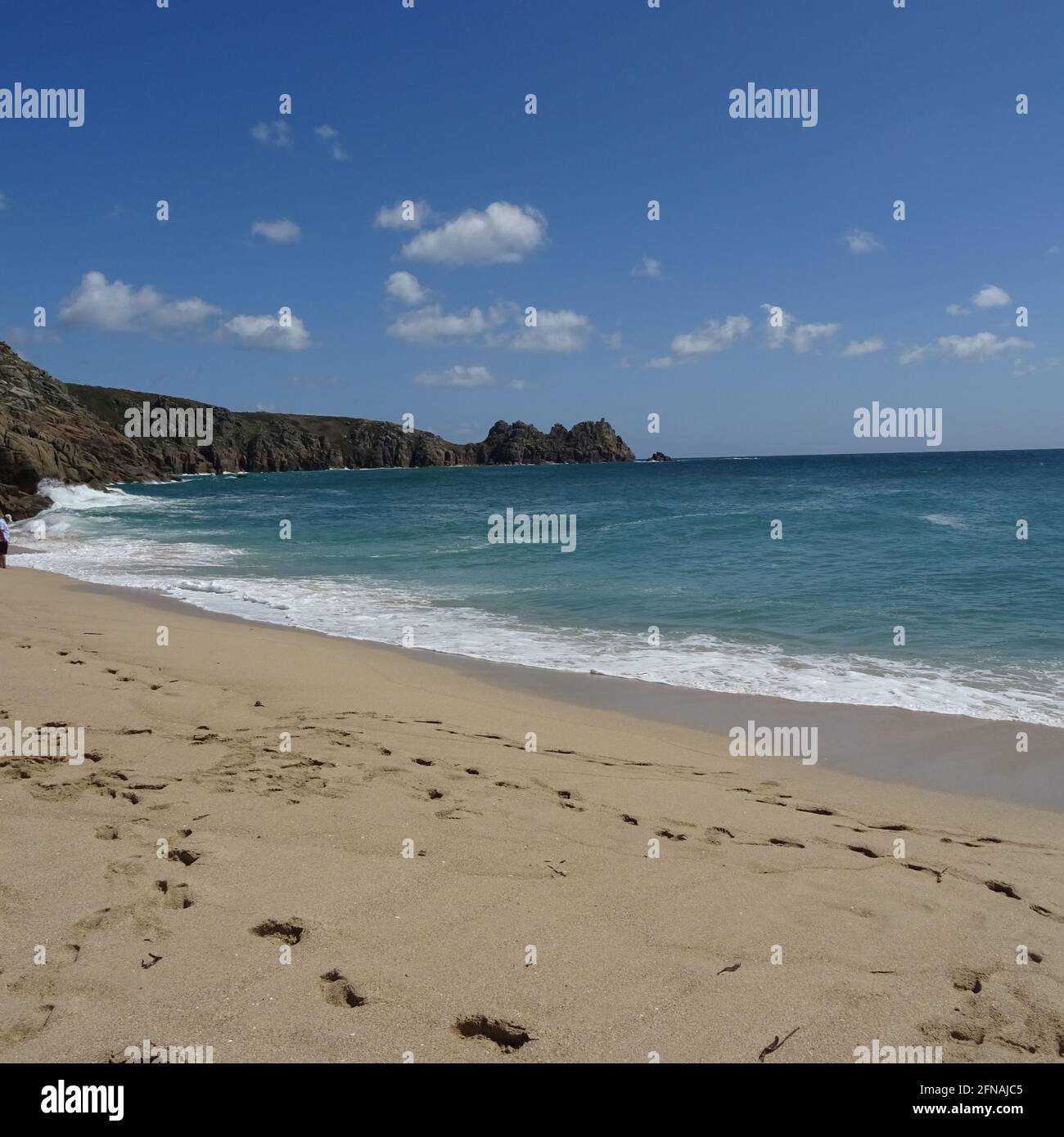 Plage de Porthcurno, Cornouailles, Angleterre, Royaume-Uni. 03,05,2021. La belle plage de sable doré de Porthcurno, située entre le rocher de Logans et le Minack Thea Banque D'Images