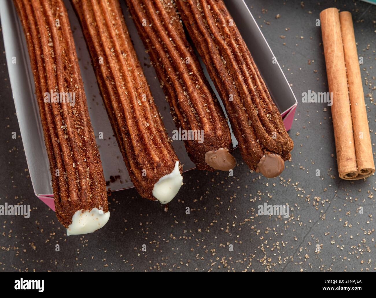 Vue de dessus du café à emporter à côté de churros de chocolat et de plaine. Banque D'Images