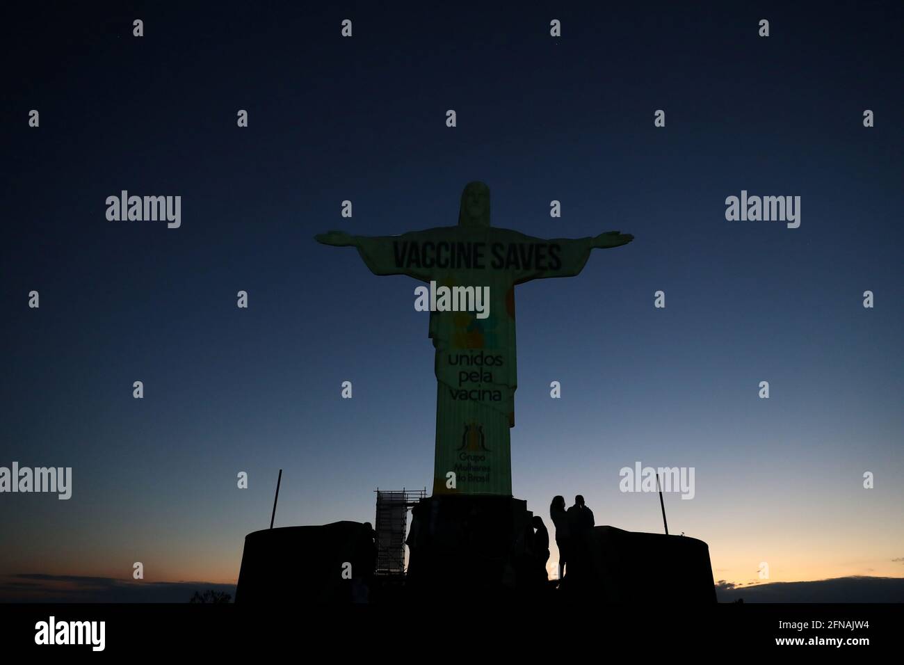 La Statue Du Christ Redempteur Est Vue Avec Le Message Vaccine Saves Projete Dessus Pour Faire Prendre Conscience A La Population De L Importance Du Vaccin Contre La Coronavirus Covid 19 Promu