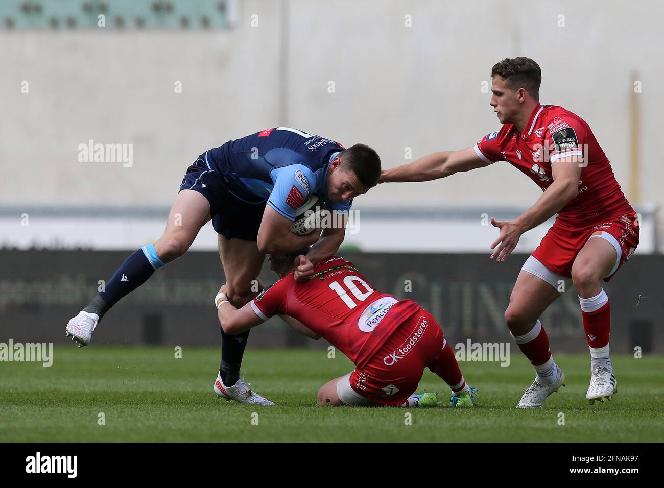 Llanelli, Royaume-Uni. 15 mai 2021. Josh Adams de Cardiff Blues est attaqué par Angus O'Brien de Scarlets (10). Guinness Pro14 Rainbow Cup Match, Scarlets v Cardiff Blues au Parc y Scarlets Stadium de Llanelli, dans le sud du pays de Galles, le samedi 15 mai 2021. photo par Andrew Orchard/Andrew Orchard sports photographie/Alamy Live news Credit: Andrew Orchard sports photographie/Alamy Live News Banque D'Images