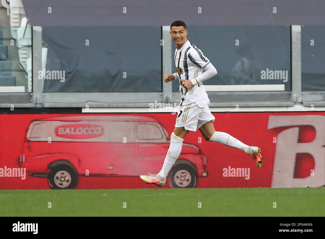 Turin, Italie. 15 mai 2021. Cristiano Ronaldo de Juventus célèbre après avoir tiré le ballon à la maison après que sa pénalité a été ravie à ses pieds par Samir Handanovic de l'Internazionale pour donner à côté 1-0 une avance pendant le match de la série A à l'Allianz Stadium, Turin. Crédit photo à lire: Jonathan Moscrop/Sportimage crédit: Sportimage/Alay Live News Banque D'Images