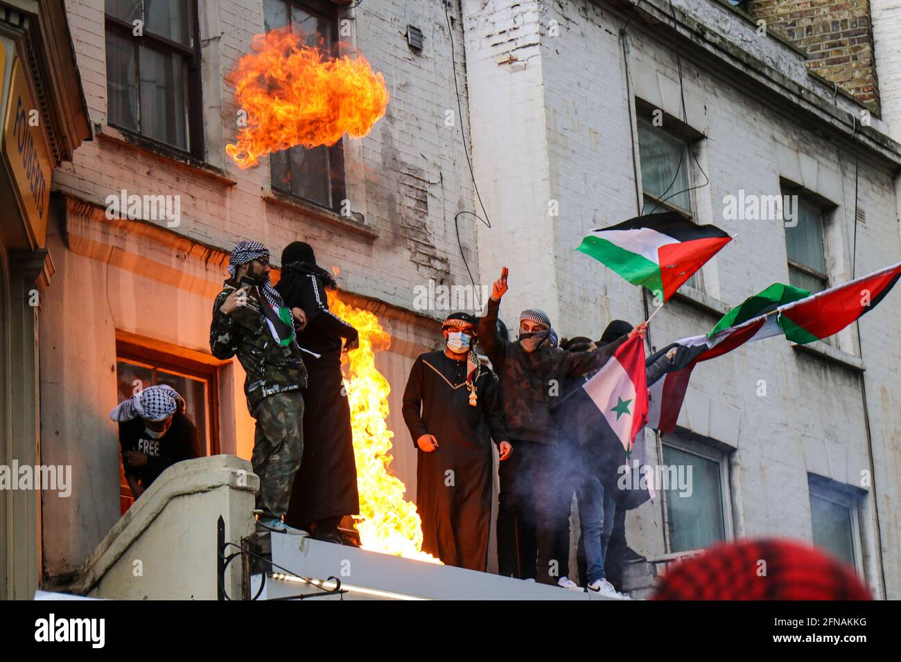 LONDRES, ANGLETERRE, MAI 15 2021, des manifestants de la Palestine libre s'affrontent avec la police devant l'ambassade israélienne à Kensington High Street, environ 150,000 personnes ont assisté à la manifestation le samedi 15 mai 2021. (Crédit : Lucy North | MI News) crédit : MI News & Sport /Alay Live News Banque D'Images