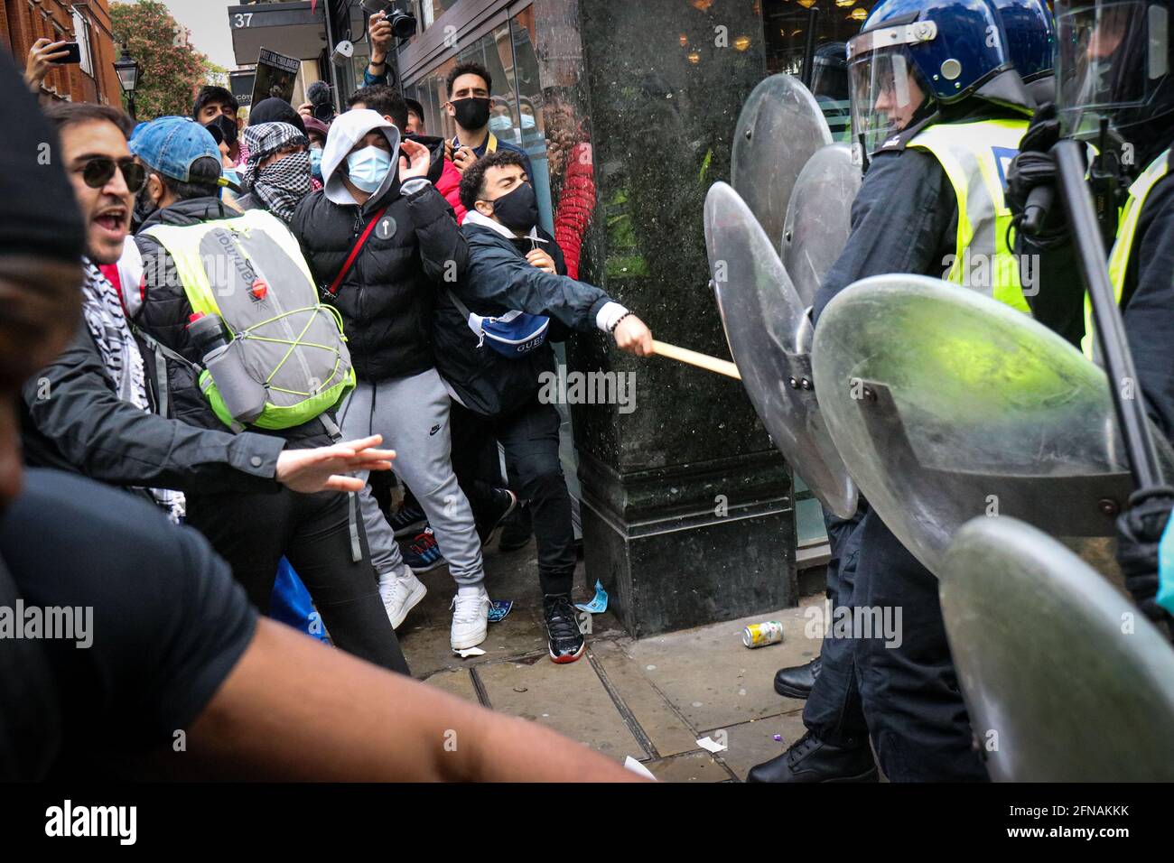 LONDRES, ANGLETERRE, MAI 15 2021, des manifestants de la Palestine libre s'affrontent avec la police devant l'ambassade israélienne à Kensington High Street, environ 150,000 personnes ont assisté à la manifestation le samedi 15 mai 2021. (Crédit : Lucy North | MI News) crédit : MI News & Sport /Alay Live News Banque D'Images
