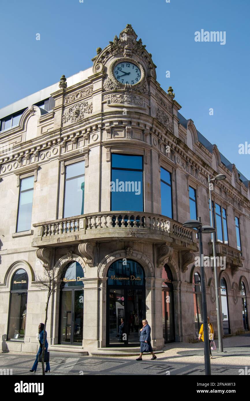 Massimo Dutti marque espagnole de vêtements magasin dans la ville de Braga,  au nord du Portugal, grand rond circulaire montre sur les bâtiments à  l'extérieur pour la vue publique Photo Stock -