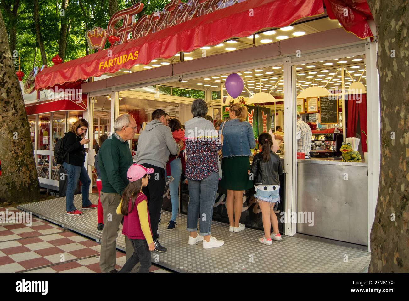 Les gens ou les clients achetant de la nourriture comme des beignets portugais appelé Farturas dans la ville de Braga, Portugal. São João événement dans la ville de Braga au nord du Portugal. Banque D'Images