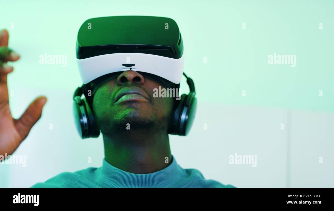 Homme portant des lunettes de réalité virtuelle bénéficiant d'un environnement virtuel à 360 degrés. Photo de haute qualité Banque D'Images