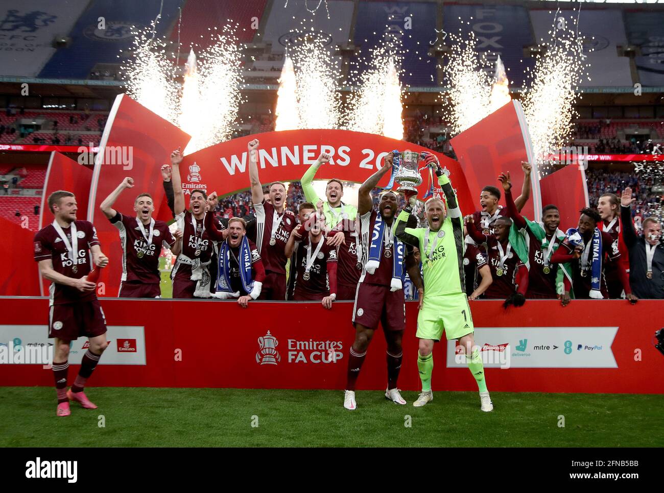 Londres, Grande-Bretagne. 15 mai 2021. Wes Morgan (devant C) et Kasper Schemeichel (devant R) de Leicester City détiennent le trophée pour fêter la finale de la coupe FA entre Chelsea et Leicester City au stade Wembley à Londres, en Grande-Bretagne, le 15 mai 2021. Credit: Matthew Impey/Xinhua/Alamy Live News Banque D'Images