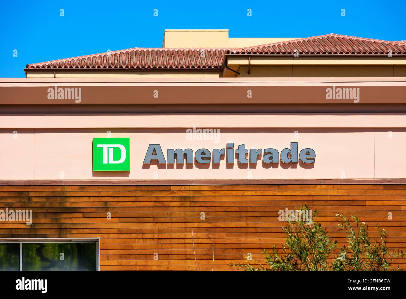 Signe TD Ameritrade , logo sur la façade de la branche. TD Ameritrade est une filiale de Charles Schwab Corporation - Cupertino, Californie, USA - 2021 Banque D'Images