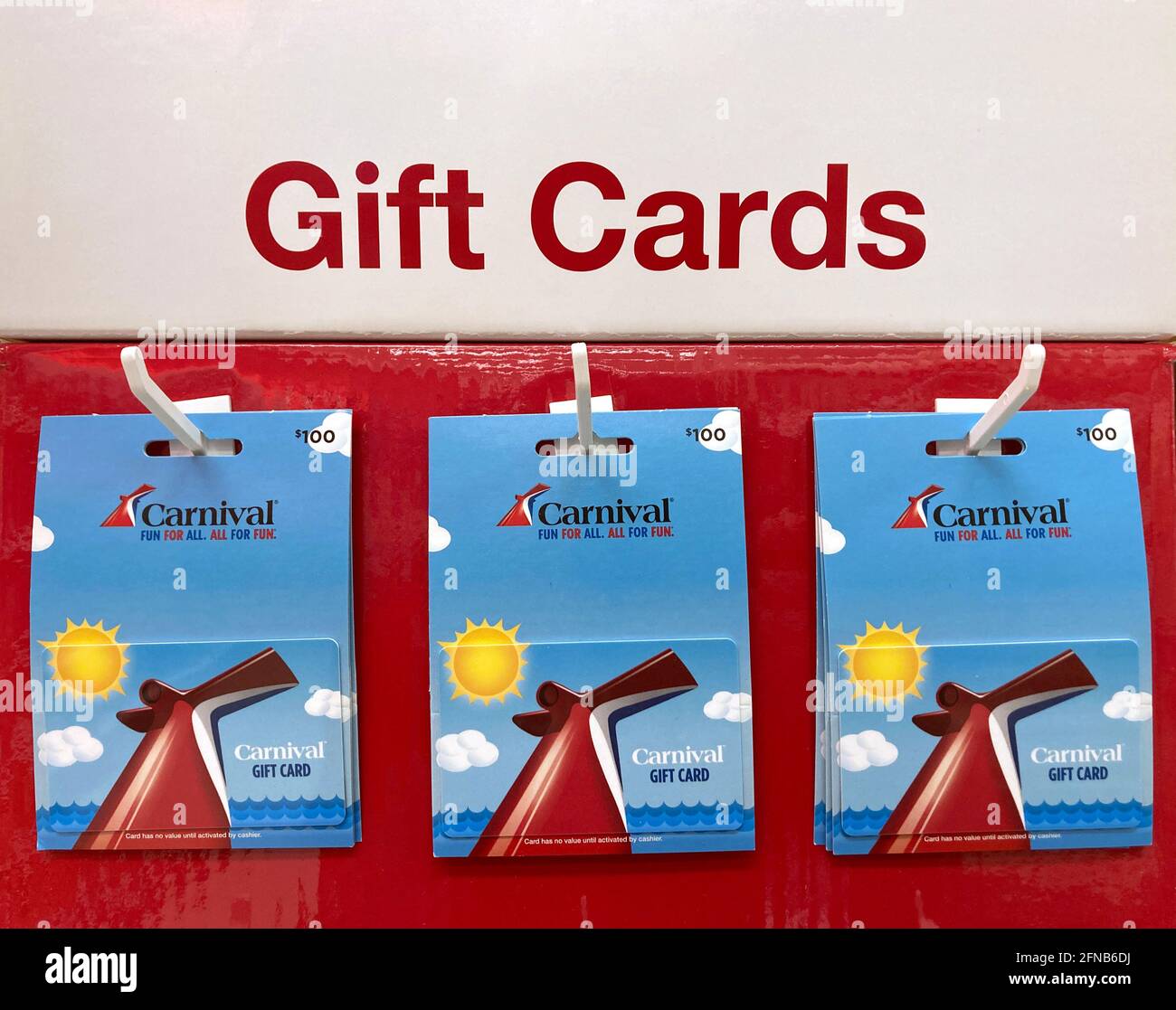 Carte cadeau Carnival Cruise Line avec le logo de la société de l'entonnoir avec des couleurs rouge, blanc et bleu sur le stand avec des cartes cadeau - San Jose, Californie, U Banque D'Images