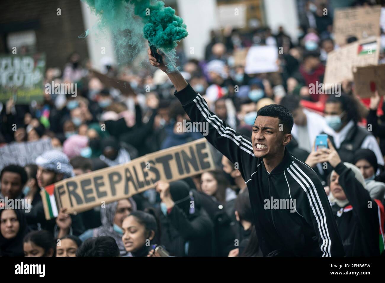 Londres, Royaume-Uni. 15 mai 2021. Un homme tient la fumée visible lors de la manifestation contre la violence de l'État en solidarité avec la Palestine. Les tensions à Jérusalem ont entraîné des frappes aériennes transfrontalières entre Israël et des militants à Gaza, tuant au moins 119 Palestiniens et 8 Israéliens crédit: May James/ZUMA Wire/Alamy Live News Banque D'Images