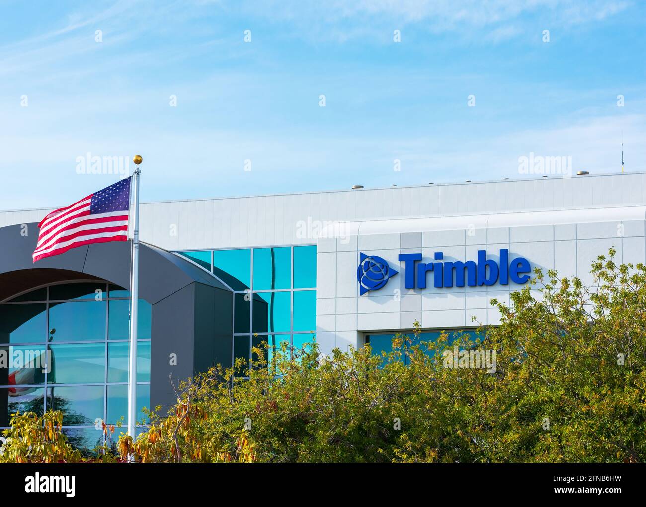 Affiche du logo Trimble sur le siège social. Trimble développe des solutions technologiques de positionnement pour l'arpentage, la construction, l'agriculture, la sécurité publique et ma Banque D'Images