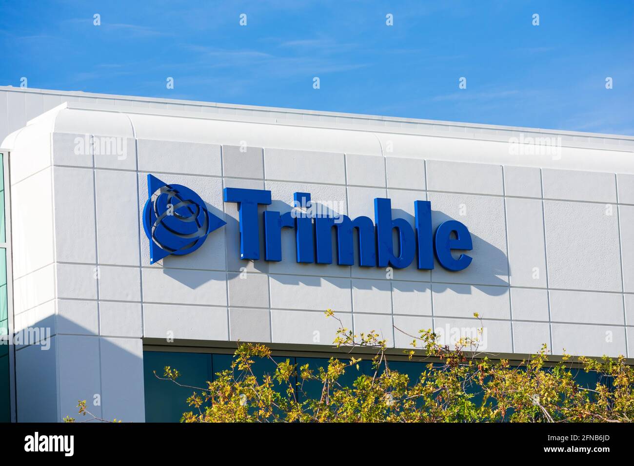 Extérieur du siège social de Trimble Inc. Trimble développe des solutions technologiques de positionnement pour l'arpentage, la construction, l'agriculture, la sécurité publique et le mapp Banque D'Images