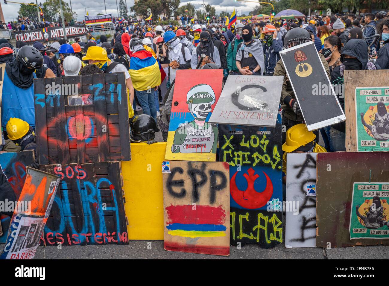 Bogota, Colombie, 15 mai 2021 première ligne de manifestation contre les réformes gouvernementales et la violence au monument des héros Banque D'Images