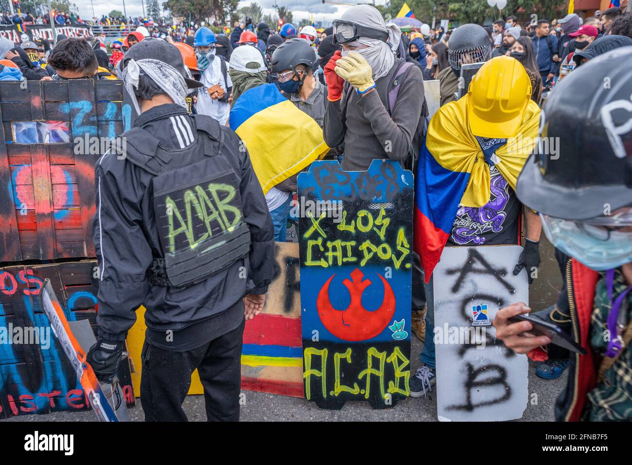 Bogota, Colombie, 15 mai 2021 première ligne de manifestation contre les réformes gouvernementales et la violence au monument des héros Banque D'Images