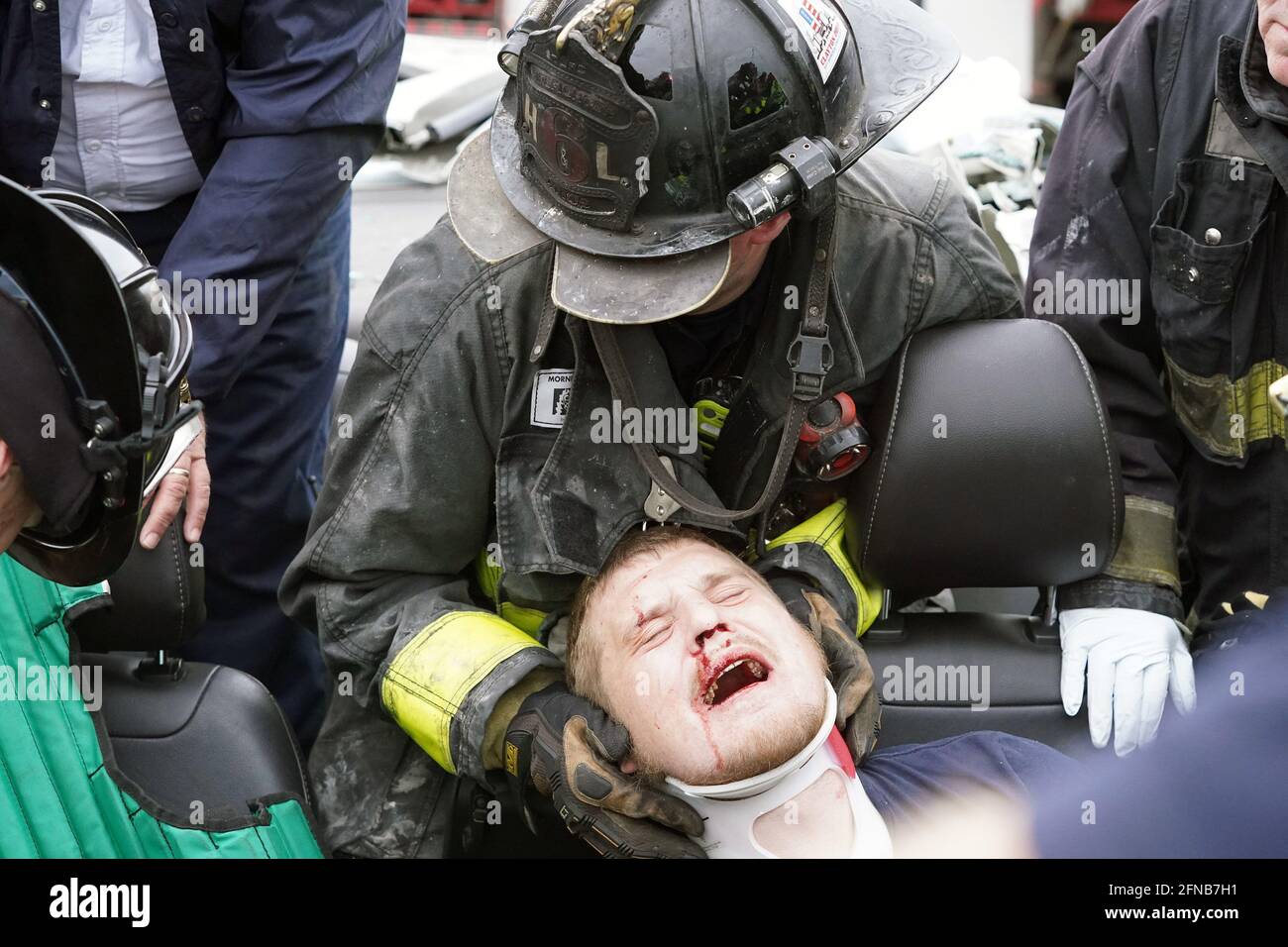 St. Louis, États-Unis. 15 mai 2021. Les pompiers de St. Louis stabilisent un conducteur emprisonné dans sa voiture après un seul accident de voiture sur l'autoroute 70 à St. Louis le 15 mai 2021. Le conducteur a été extrait avec succès de la voiture et transporté à un hôpital de la région avec de graves blessures aux jambes. Photo par Bill Greenblatt/UPI crédit: UPI/Alay Live News Banque D'Images