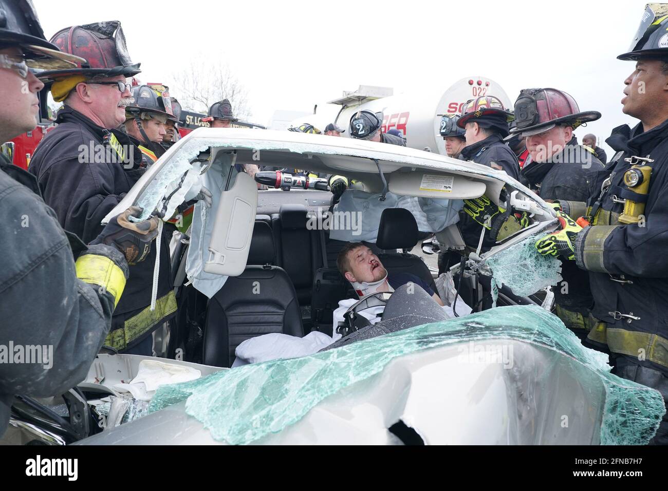 St. Louis, États-Unis. 15 mai 2021. Les pompiers de St. Louis se préparent à enlever le toit d'une voiture avec le conducteur pris au piège après un seul accident de véhicule sur l'autoroute 70 à St. Louis le 15 mai 2021. Le conducteur a été extrait avec succès de la voiture et transporté à un hôpital de la région avec de graves blessures aux jambes. Photo par Bill Greenblatt/UPI crédit: UPI/Alay Live News Banque D'Images