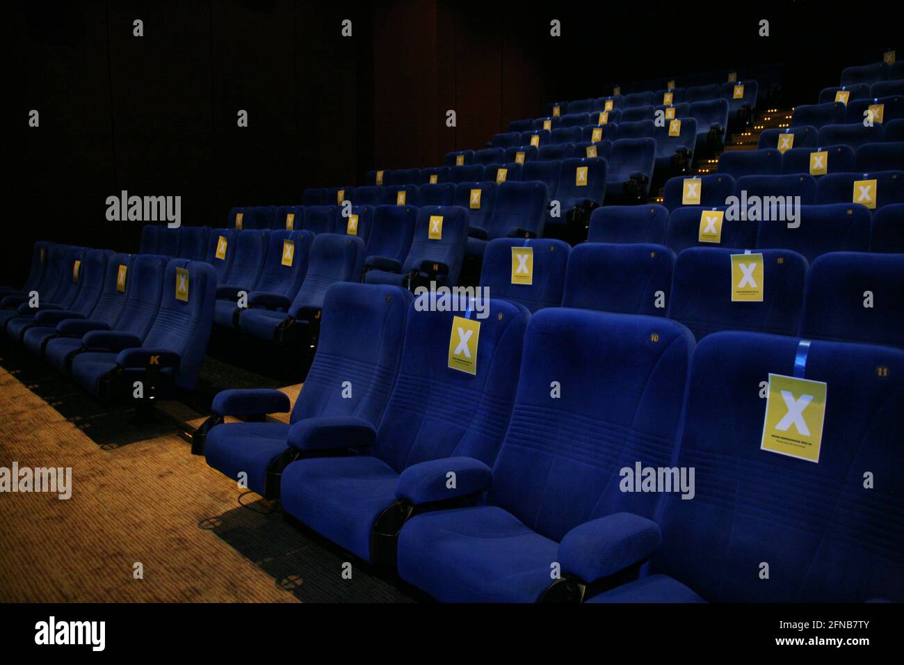 Sièges vides à l'intérieur du théâtre avec un symbole en croix indiquant que le public devrait garder sa distance au cinéma XXI, dans la région de Kuningan, Jakarta, le deuxième jour de la fête de 2021 d'Eid Al-Fitr le vendredi 14 mai 2021. L'application de protocoles de santé stricts dans les salles de cinéma peut réduire les inquiétudes au sujet du risque d'être exposé au virus corona. Le fait de regarder des films dans les salles de cinéma devrait être en mesure de redonner l'expérience passionnante de regarder sur grand écran au milieu d'une pandémie. (Photo de Kuncoro Widyo Rumpoko/Pacific Press) Banque D'Images