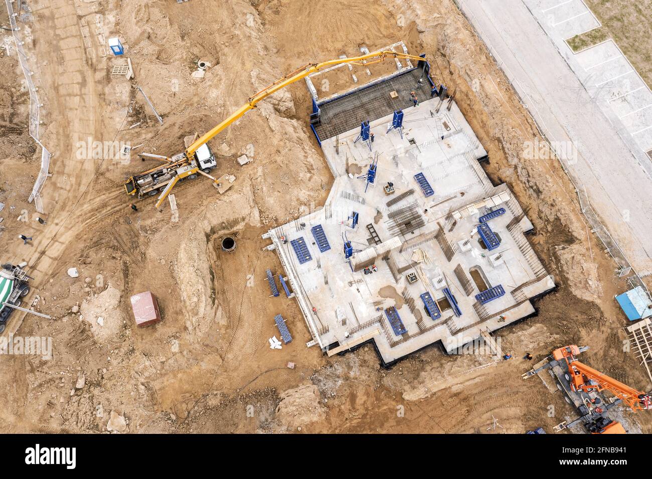 construction d'un immeuble d'appartements à plusieurs étages. travaux de construction sans cycle. vue de dessus de drone Banque D'Images