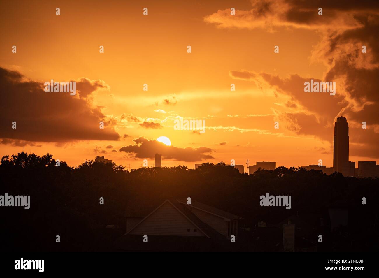 Houston, Texas, États-Unis. 15 mai 2021. Coucher de soleil à Houston. Le soleil se couche à Houston, Texas illuminant la Williams Tower, l'un des plus hauts bâtiments de Houston. Credit: Sidney Bruere/Alay Live News Banque D'Images