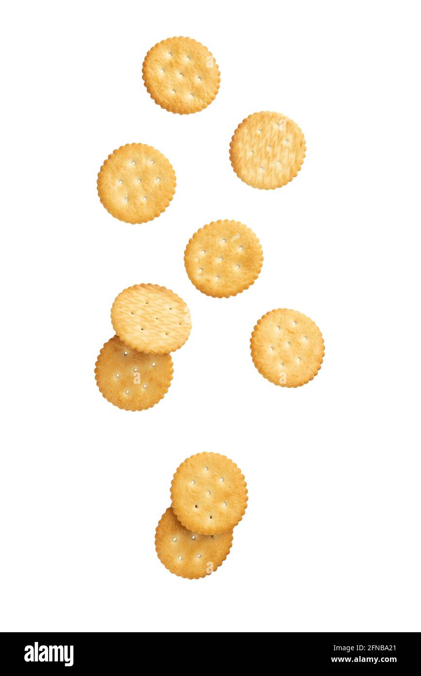 Les biscuits Cracker tombent isolés sur fond blanc avec un chemin d'écrêtage. Banque D'Images