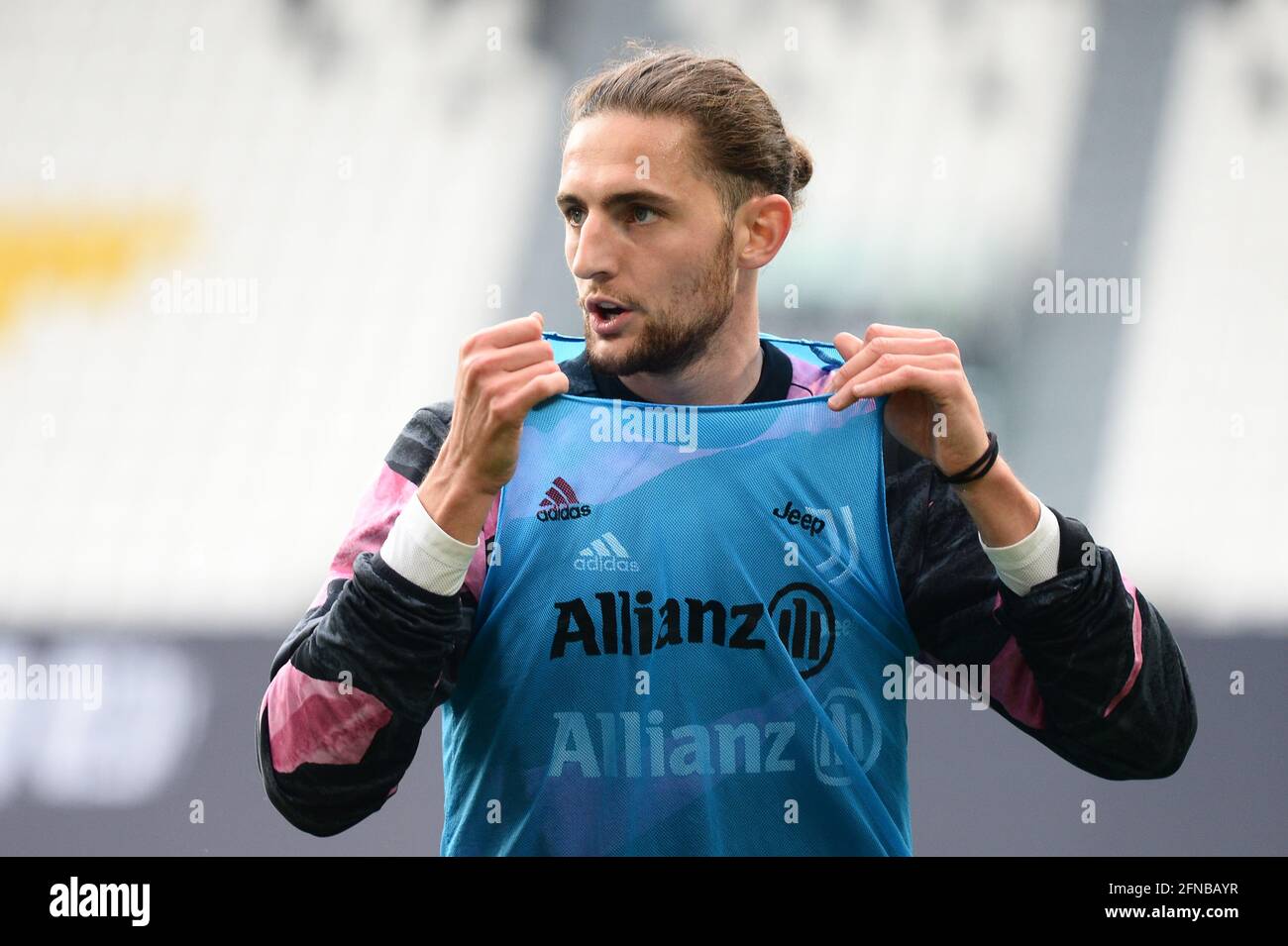 Turin, Italie. 15 mai 2021. Adrien Rabiot de Juventus FC pendant la série UN match de football entre Juventus FC et Inter Milan. Les stades sportifs autour de l'Italie restent soumis à des restrictions strictes en raison de la pandémie du coronavirus, car les lois de distanciation sociale du gouvernement interdisent aux fans à l'intérieur des lieux, ce qui entraîne le jeu derrière des portes fermées. Juventus a gagné 3-2 sur Inter Milan (photo par Alberto Gandolfo/Pacific Press) Credit: Pacific Press Media production Corp./Alay Live News Banque D'Images