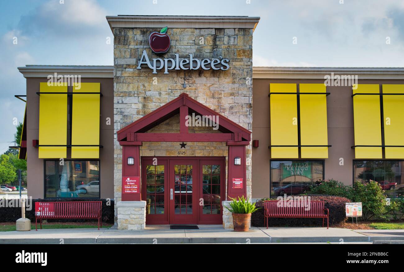 Houston, Texas États-Unis 04-28-2021: La boutique d'Applebee dans un endroit de Houston, Texas. Une chaîne de restaurants américains décontractés a été créée en 1980. Banque D'Images