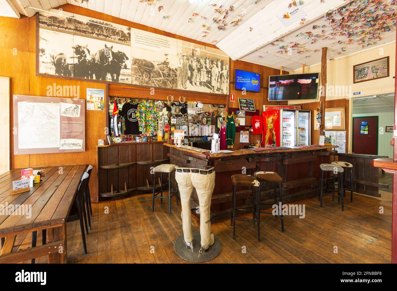 Amuse bar tabouret au populaire rural Wellshot Hotel, Ilfracombe, Central Queensland, QLD, Australie Banque D'Images