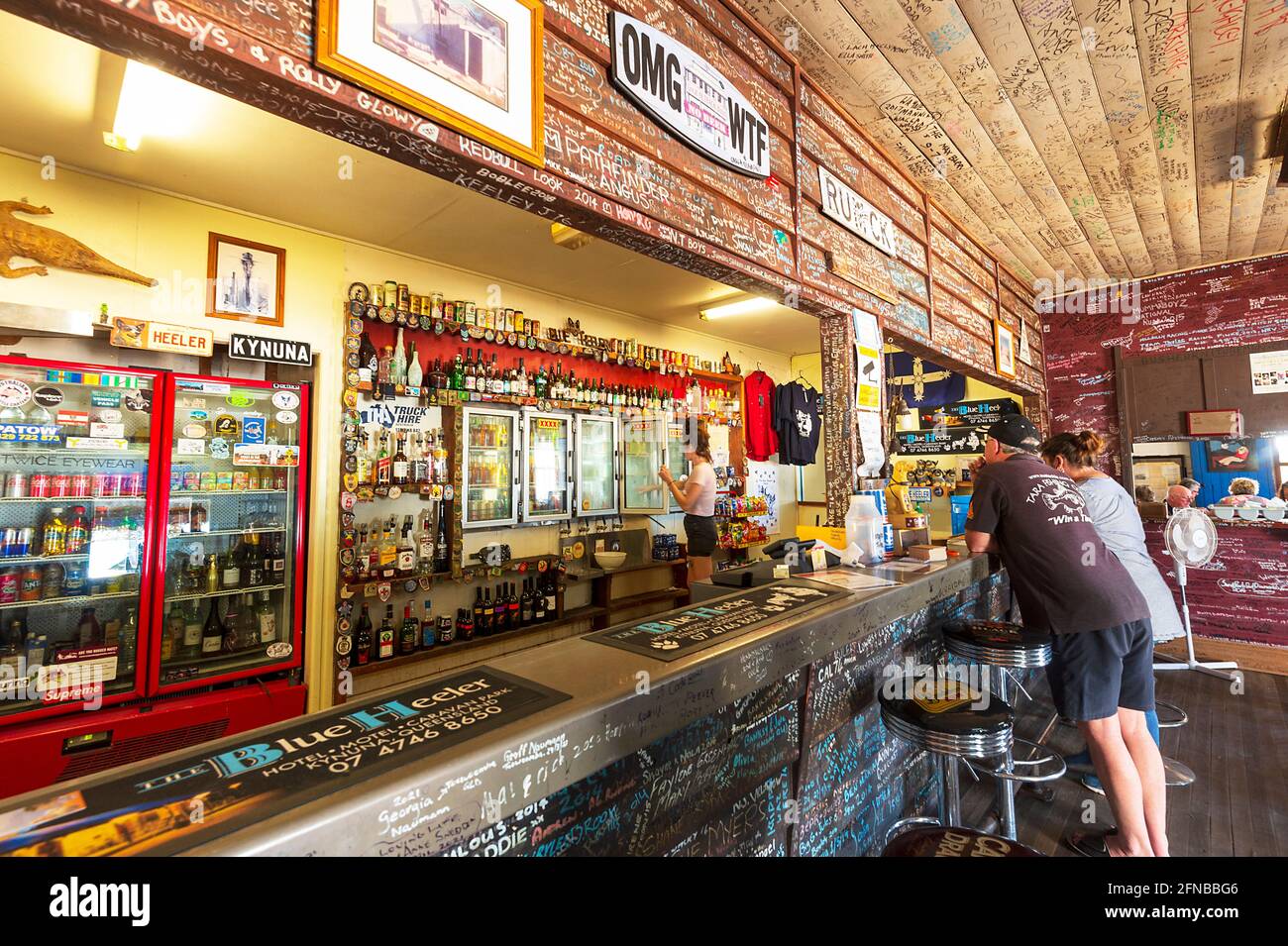 Comptoir de bar de l'emblématique Blue Heeler Hotel avec ses écrits sur les murs et le plafond, Kynuna, Queensland, QLD, Australie. Banque D'Images