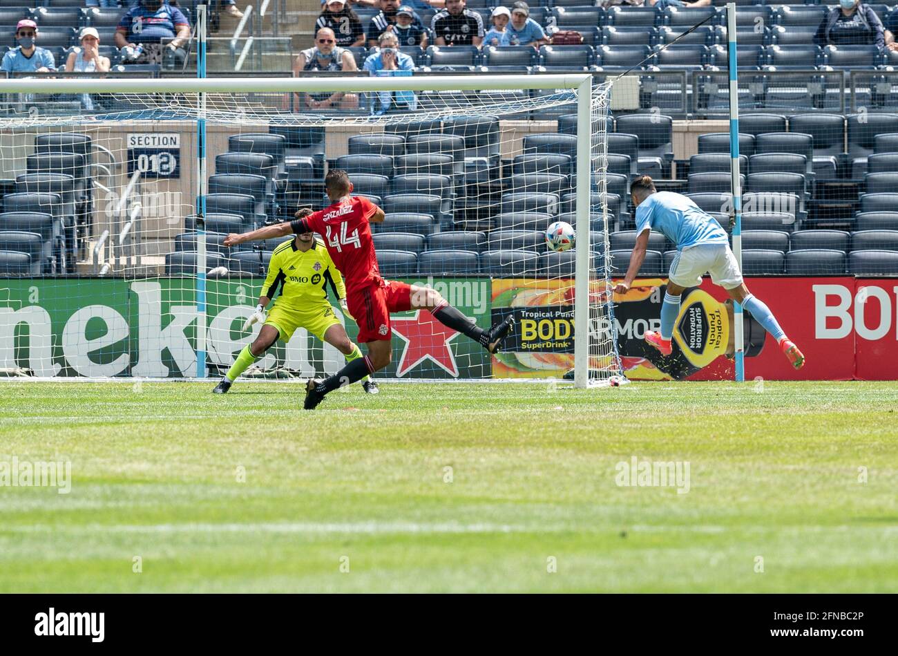 New York, États-Unis. 15 mai 2021. Jesus Medina (19) de NYCFC a frappé le ballon pendant le match régulier de la MLS contre le FC de Toronto sur le Yankees Stadium à New York le 13 mai 2021. La partie s'est terminée par le tirage au sort 1 - 1. (Photo de Lev Radin/Sipa USA) crédit: SIPA USA/Alay Live News Banque D'Images