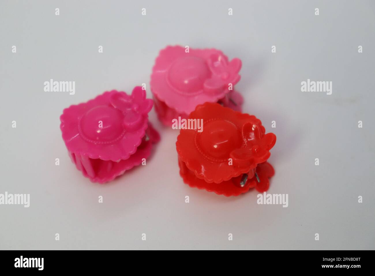 pince à cheveux de couleur rose sur fond blanc Photo Stock - Alamy