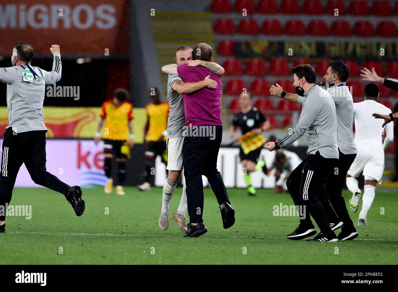 IZMIR, TURQUIE - 15 MAI : Besiktas célébrant le championnat pendant le match turc Super LIG entre Goztepe et Besiktas à Goztepe Gursel Aksel Stad Banque D'Images