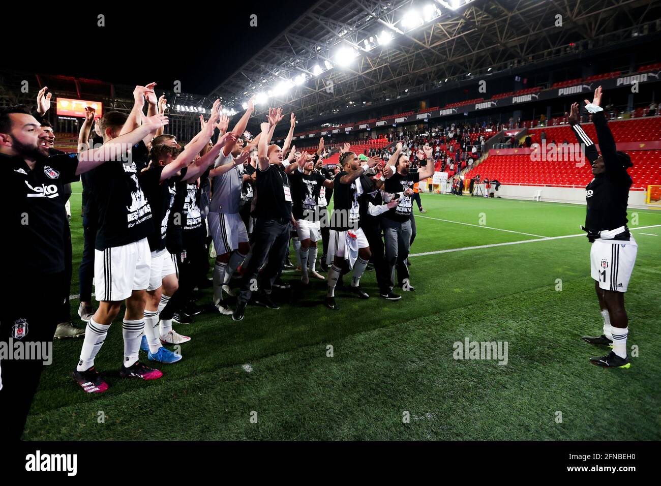 IZMIR, TURQUIE - 15 MAI : Besiktas célébrant le championnat pendant le match turc Super LIG entre Goztepe et Besiktas à Goztepe Gursel Aksel Stad Banque D'Images