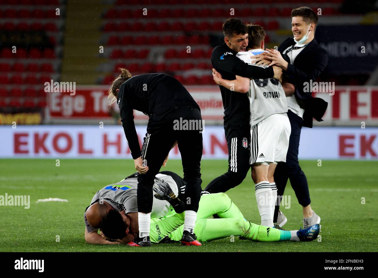 IZMIR, TURQUIE - 15 MAI : Besiktas célébrant le championnat pendant le match turc Super LIG entre Goztepe et Besiktas à Goztepe Gursel Aksel Stad Banque D'Images