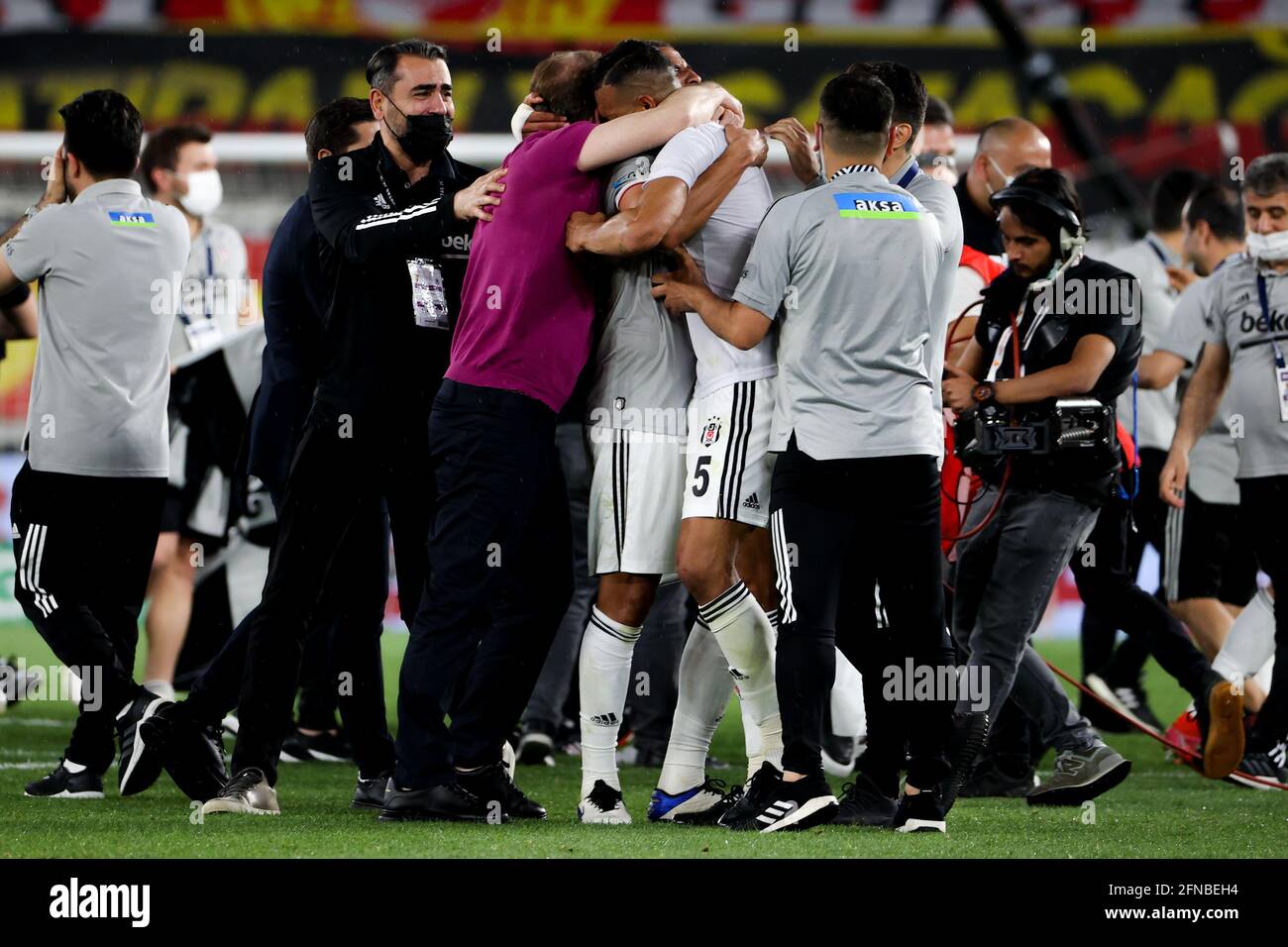 IZMIR, TURQUIE - 15 MAI : Besiktas célébrant le championnat pendant le match turc Super LIG entre Goztepe et Besiktas à Goztepe Gursel Aksel Stad Banque D'Images