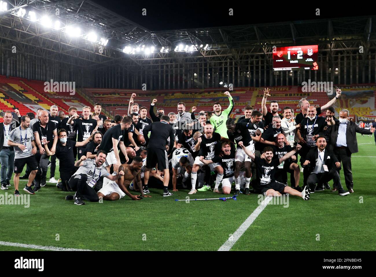 IZMIR, TURQUIE - 15 MAI : Besiktas célébrant le championnat pendant le match turc Super LIG entre Goztepe et Besiktas à Goztepe Gursel Aksel Stad Banque D'Images