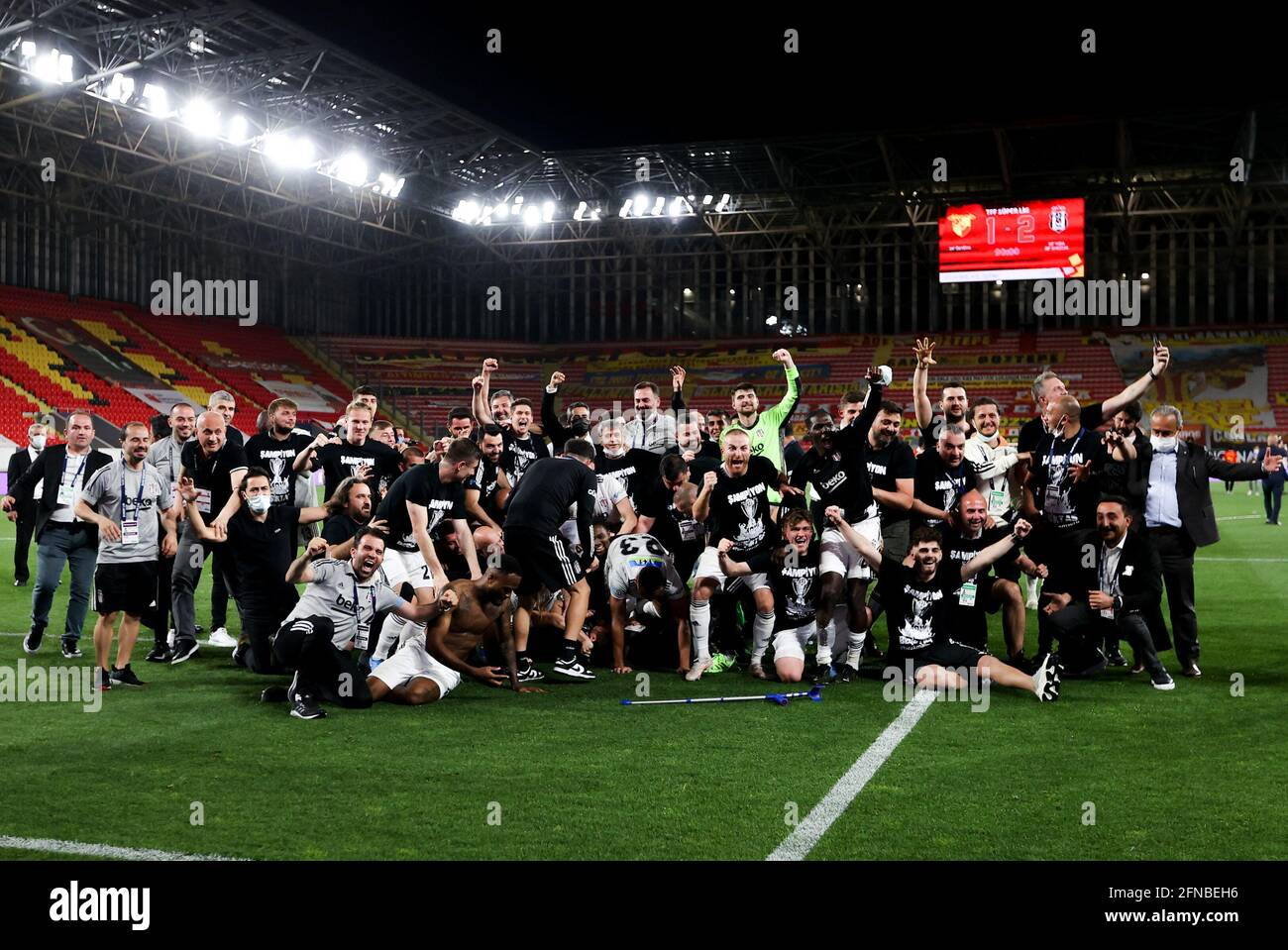 IZMIR, TURQUIE - 15 MAI : Besiktas célébrant le championnat pendant le match turc Super LIG entre Goztepe et Besiktas à Goztepe Gursel Aksel Stad Banque D'Images