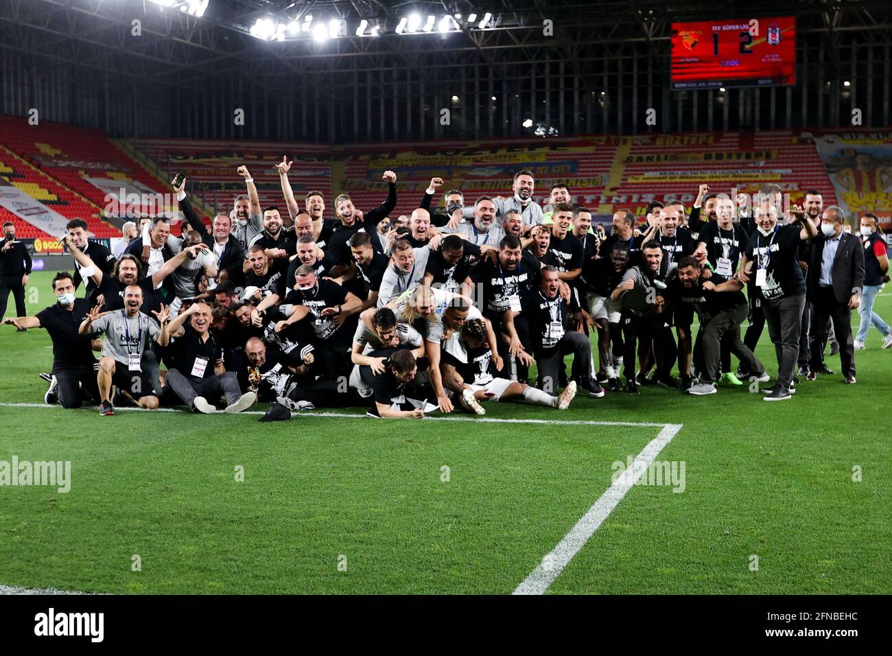IZMIR, TURQUIE - 15 MAI : Besiktas célébrant le championnat pendant le match turc Super LIG entre Goztepe et Besiktas à Goztepe Gursel Aksel Stad Banque D'Images