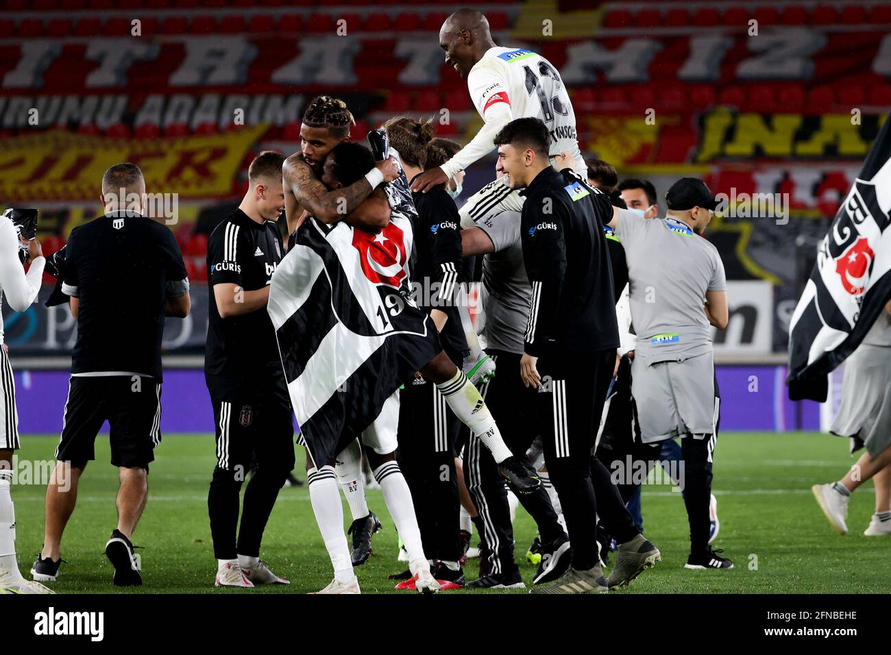 IZMIR, TURQUIE - 15 MAI : Besiktas célébrant le championnat pendant le match turc Super LIG entre Goztepe et Besiktas à Goztepe Gursel Aksel Stad Banque D'Images