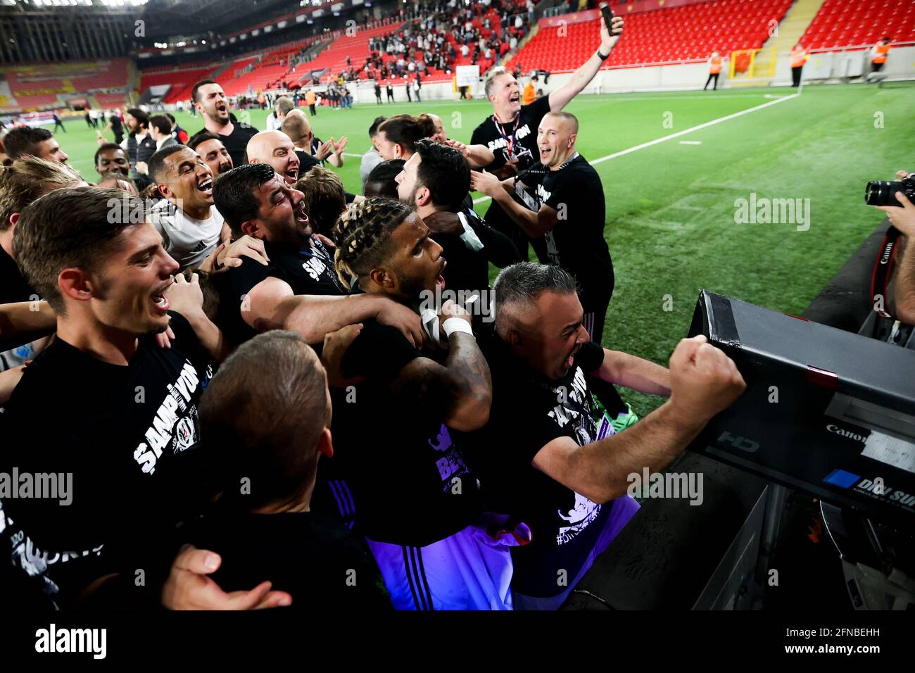 IZMIR, TURQUIE - 15 MAI : Besiktas célébrant le championnat pendant le match turc Super LIG entre Goztepe et Besiktas à Goztepe Gursel Aksel Stad Banque D'Images