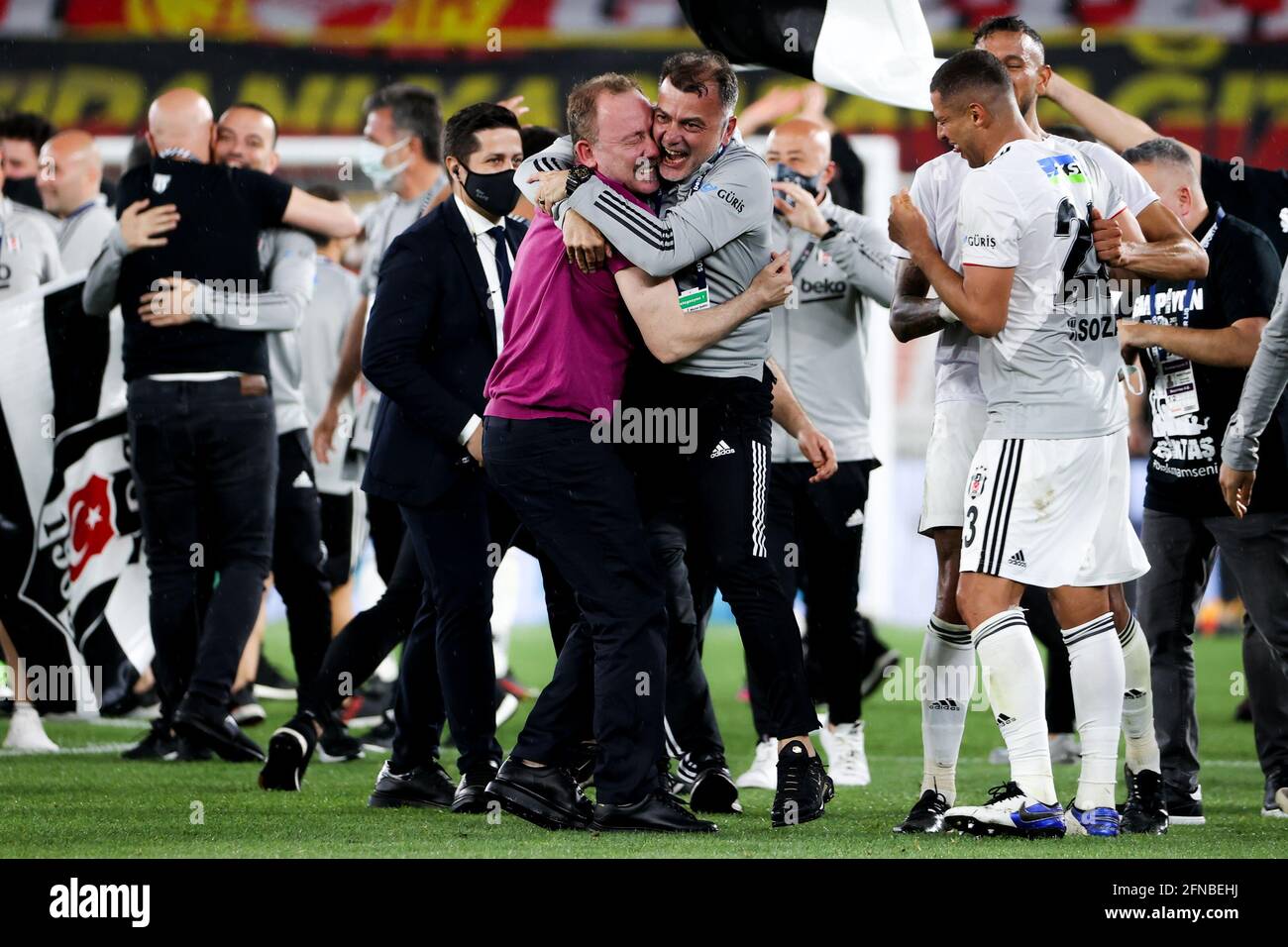 IZMIR, TURQUIE - 15 MAI : Besiktas célébrant le championnat pendant le match turc Super LIG entre Goztepe et Besiktas à Goztepe Gursel Aksel Stad Banque D'Images