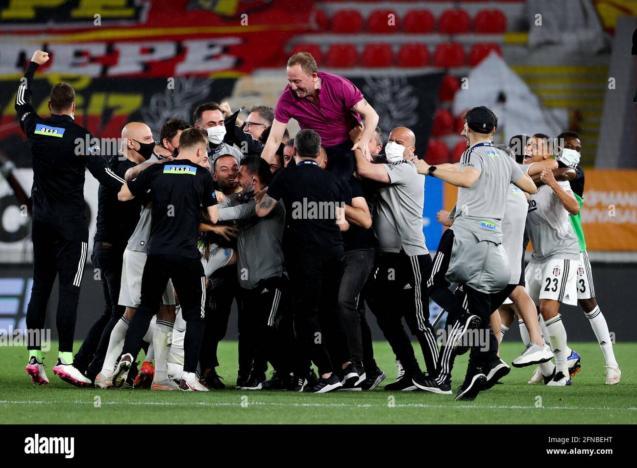 IZMIR, TURQUIE - 15 MAI : Besiktas célébrant le championnat pendant le match turc Super LIG entre Goztepe et Besiktas à Goztepe Gursel Aksel Stad Banque D'Images