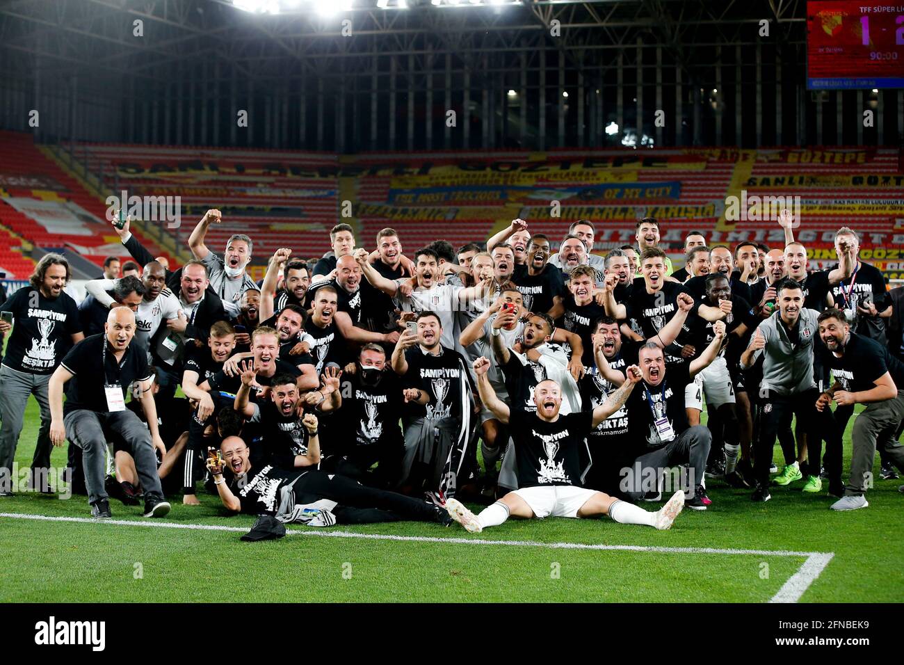 IZMIR, TURQUIE - 15 MAI : Besiktas célébrant le championnat pendant le match turc Super LIG entre Goztepe et Besiktas à Goztepe Gursel Aksel Stad Banque D'Images