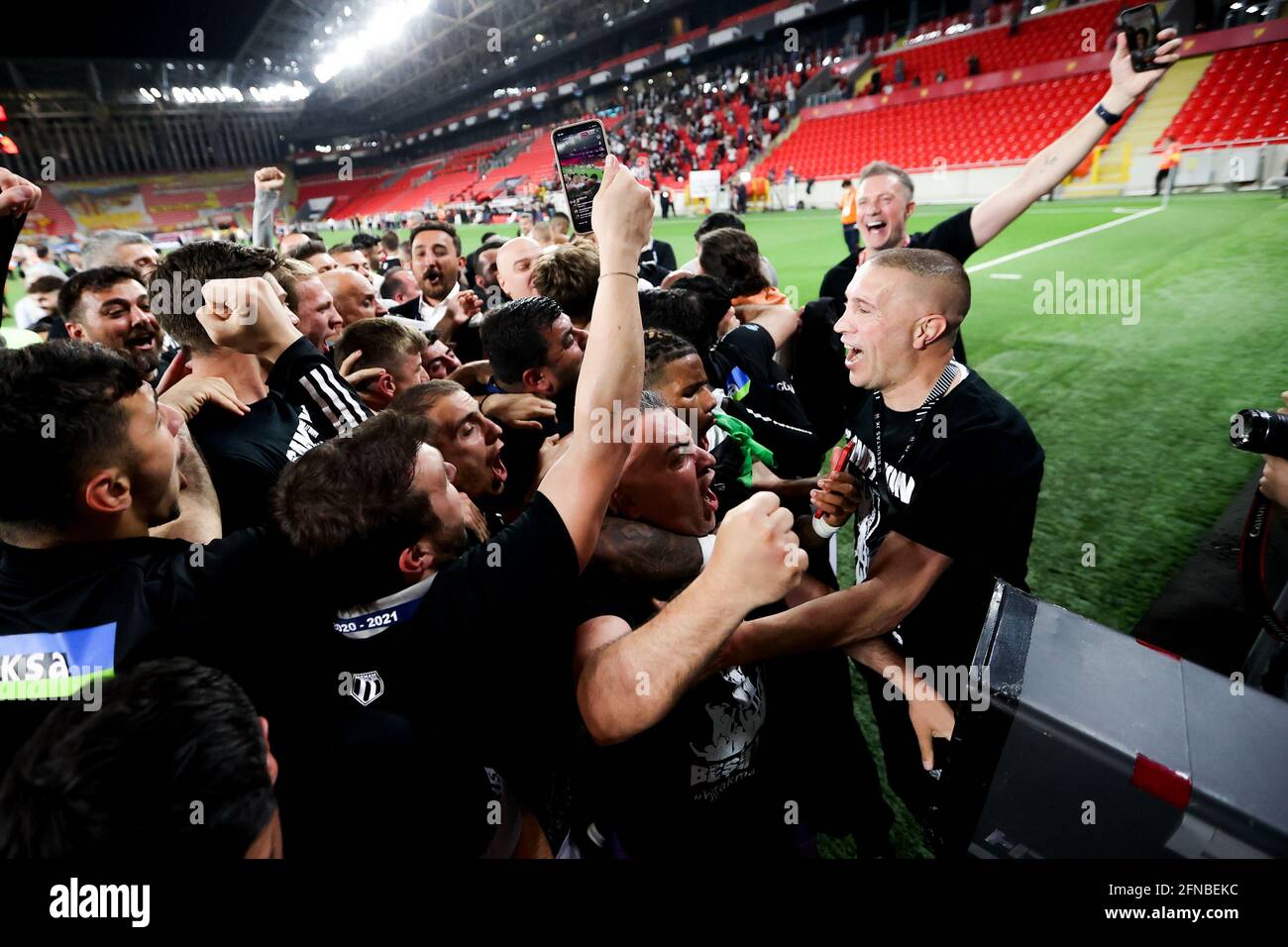 IZMIR, TURQUIE - 15 MAI : Besiktas célébrant le championnat pendant le match turc Super LIG entre Goztepe et Besiktas à Goztepe Gursel Aksel Stad Banque D'Images