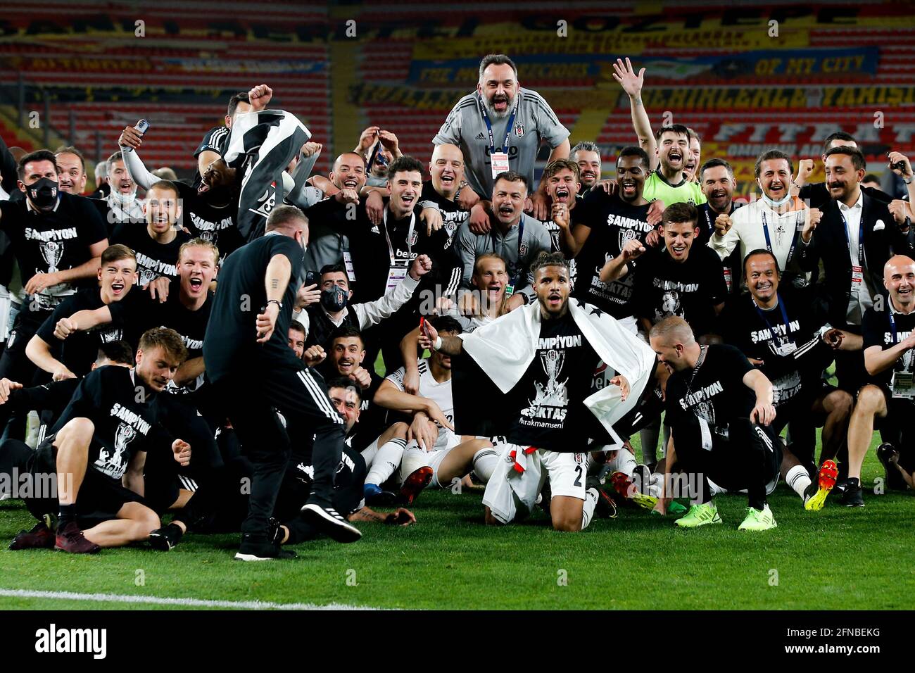 IZMIR, TURQUIE - 15 MAI : Besiktas célébrant le championnat pendant le match turc Super LIG entre Goztepe et Besiktas à Goztepe Gursel Aksel Stad Banque D'Images