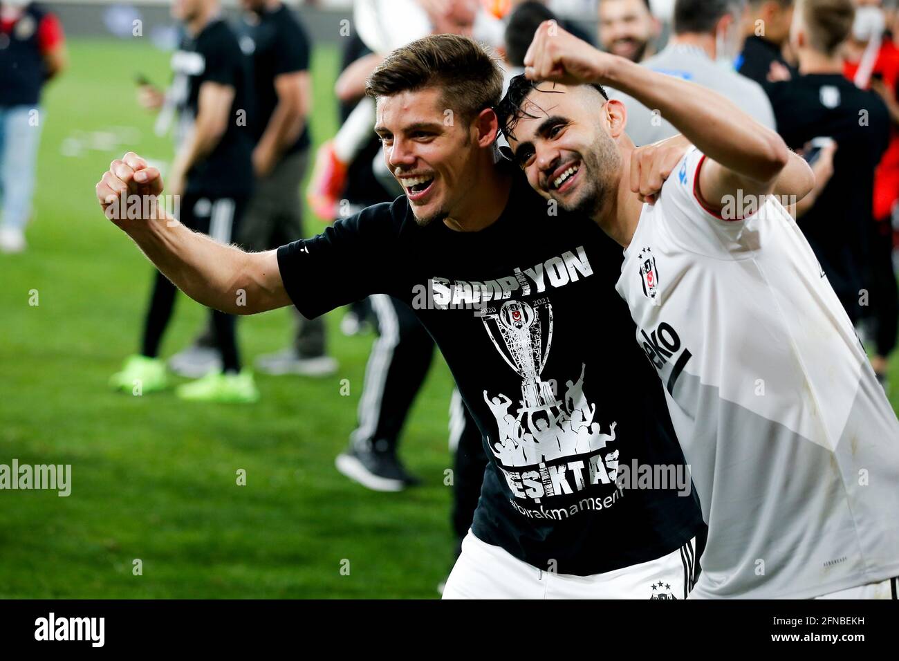 IZMIR, TURQUIE - 15 MAI : Besiktas célébrant le championnat pendant le match turc Super LIG entre Goztepe et Besiktas à Goztepe Gursel Aksel Stad Banque D'Images