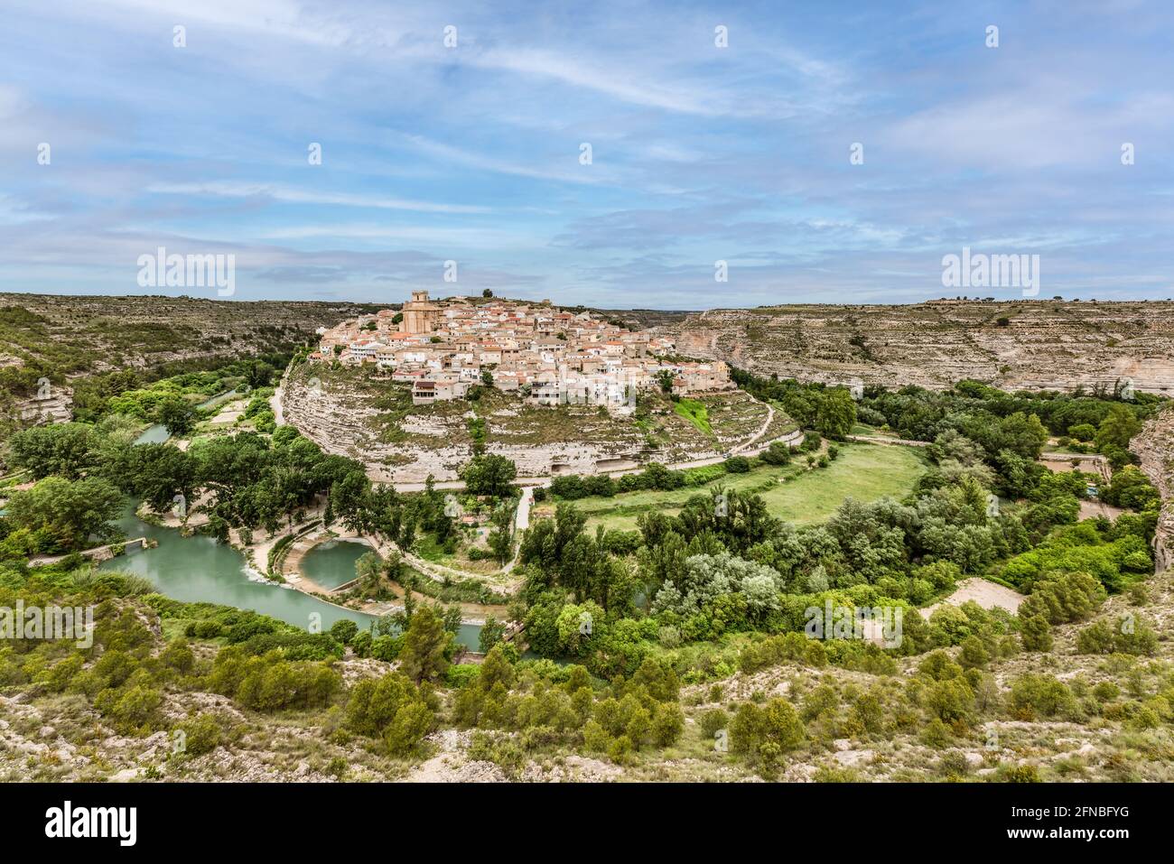 Vue panoramique sur le petit village de Jorquera dans un méandre de la rivière Jucar, province d'Albacete, Espagne Banque D'Images