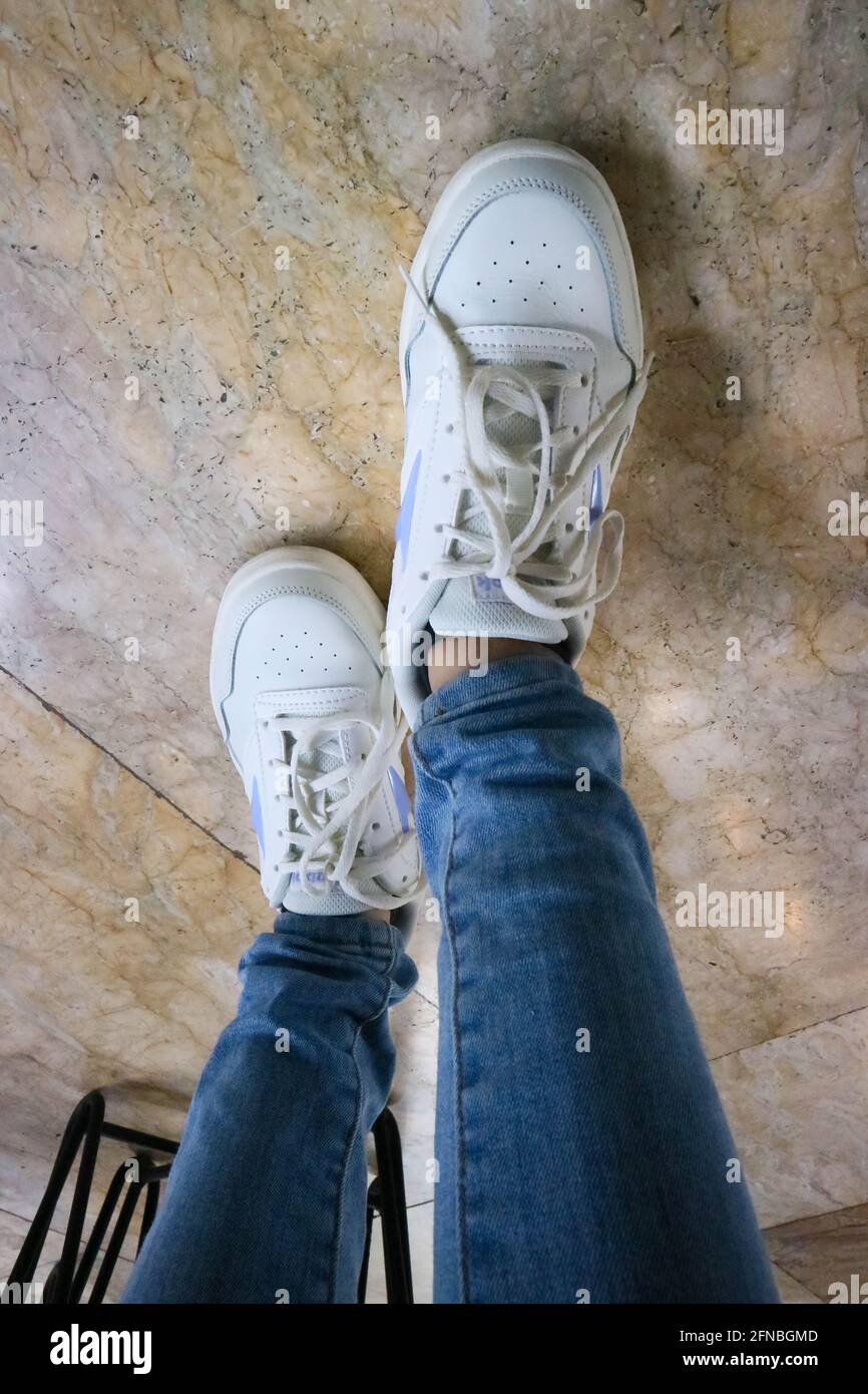 les pieds de quelqu'un portant des chaussures blanches photo Photo Stock -  Alamy