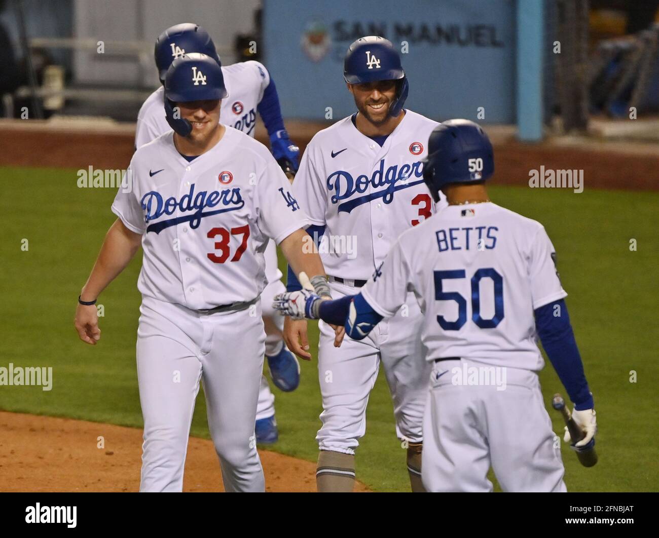 Los Angeles, États-Unis. 16 mai 2021. Luke Rally des Dodgers de Los Angeles (37) et Chris Taylor (3) fêtent avec Mookie Betts (50) après avoir obtenu le score d'un single à deux reprises chargé par bases lors du huitième repas contre les Marlins de Miami au Dodger Stadium de Los Angeles le samedi 15 mai 2021. Les Dodgers ont pris leur septième sortie de la saison dans une victoire de 7-0 sur les Marlins. Photo de Jim Ruymen/UPI crédit: UPI/Alay Live News Banque D'Images