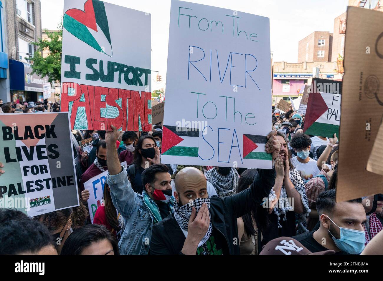New York, États-Unis. 15 mai 2021. Plusieurs milliers de manifestants ont organisé un rassemblement contre Israël et ont défilé le long des 5e et 3e avenues dans la section Bay Ridge de Brooklyn. Ce rassemblement et cette marche ont été organisés le jour de Nakba ou mémoire de la catastrophe lorsque les Palestiniens se souviennent de la destruction de la société et de la patrie palestiniennes en 1948. Au cours de la manifestation, les gens ont scandé leur soutien à l'Intifada et ont retiré Israël du Moyen-Orient pour donner toutes les terres à la Palestine. (Photo de Lev Radin/Pacific Press) crédit: Pacific Press Media production Corp./Alay Live News Banque D'Images